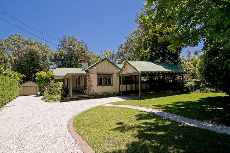 BEAUTIFULLY RENOVATED FAMILY HOME! Picture 1