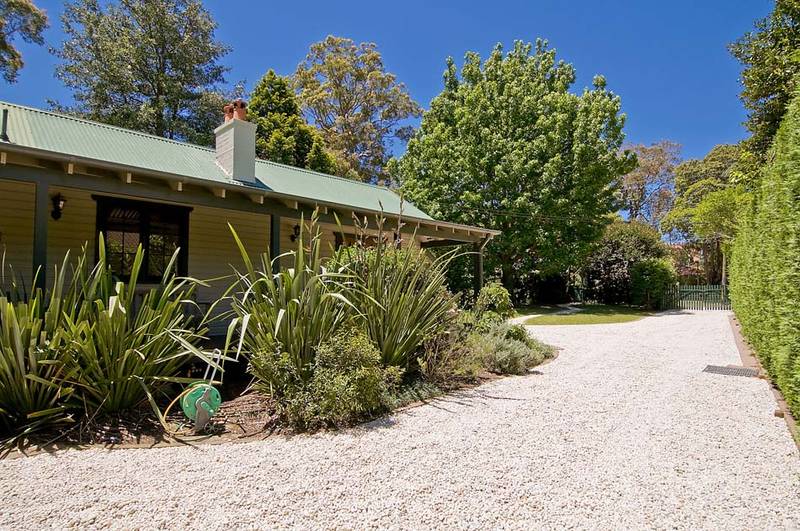 BEAUTIFULLY RENOVATED FAMILY HOME! Picture 2