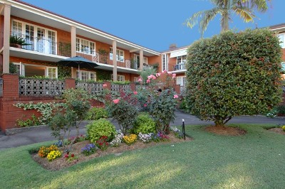 EAST SIDE WALK RAIL, 3 BED GROUND FLOOR, NORTH FACING GARDEN APARTMENT! Picture