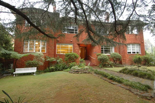 'WINCHESTER' SPACIOUS ART DECO APARTMENT! Picture 1