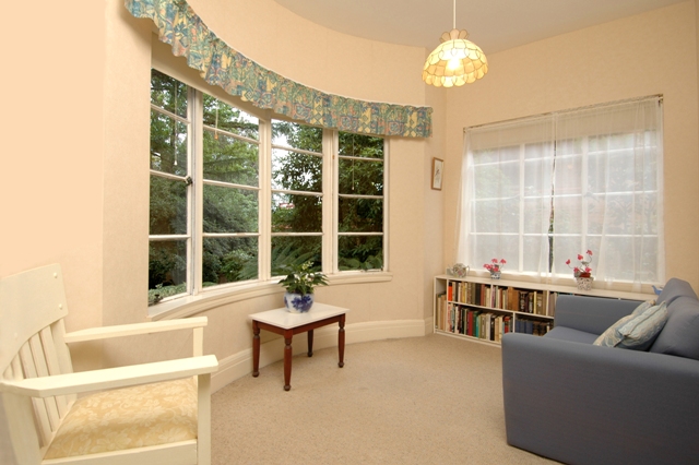 'WINCHESTER' SPACIOUS ART DECO APARTMENT! Picture 3