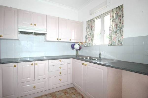 ELITE SOUGHT AFTER ESTABLISHED COMPLEX Picture 2