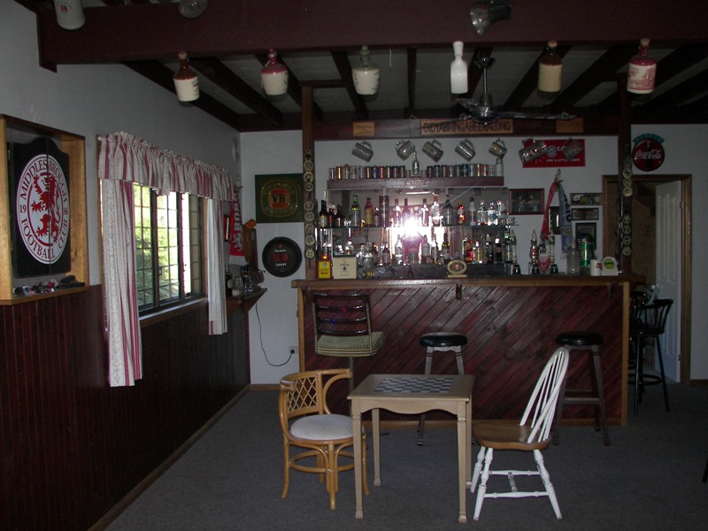 A Classic Queensland Entertainer - with large bedrooms and livings areas. Picture 3