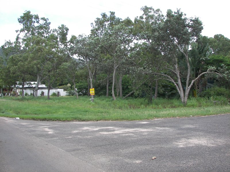 Great Corner Location Close to The Beach! Picture 2