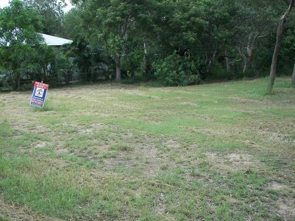 Large Lot with Creek Backdrop! Picture 3