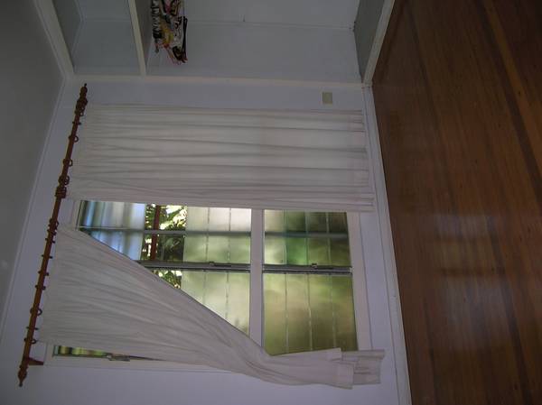 OPEN PLAN LIVING -POLISHED TIMBER FLOORBOARDS Picture 3