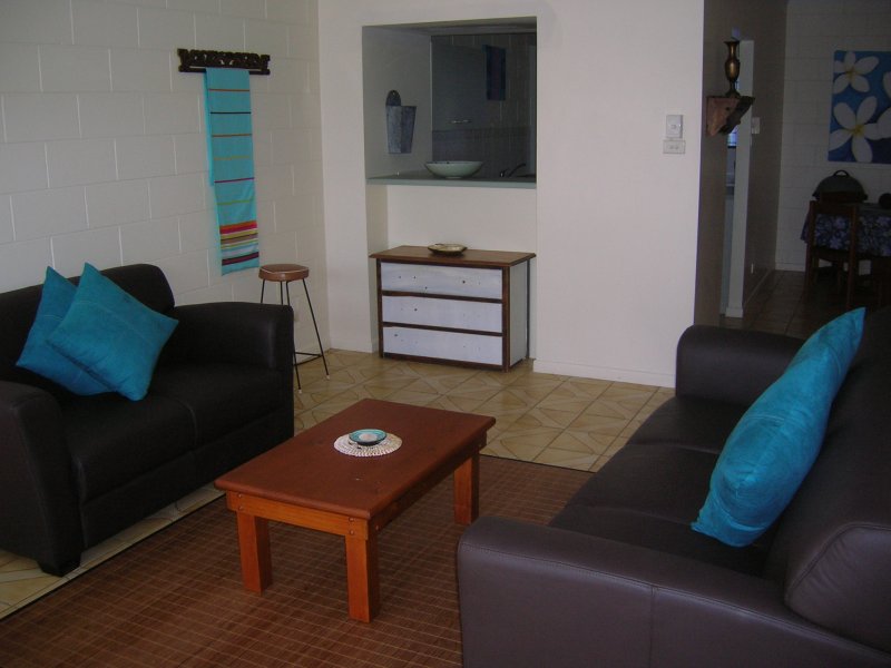 FULLY FURNISHED TOWNHOUSE, POOL Picture 3