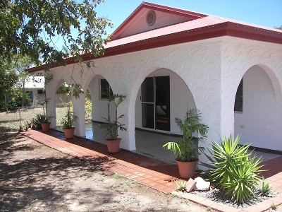 AS NEW - STYLISH FITOUT- LOW MAINTAINENCE - HANDY LOCATION Picture