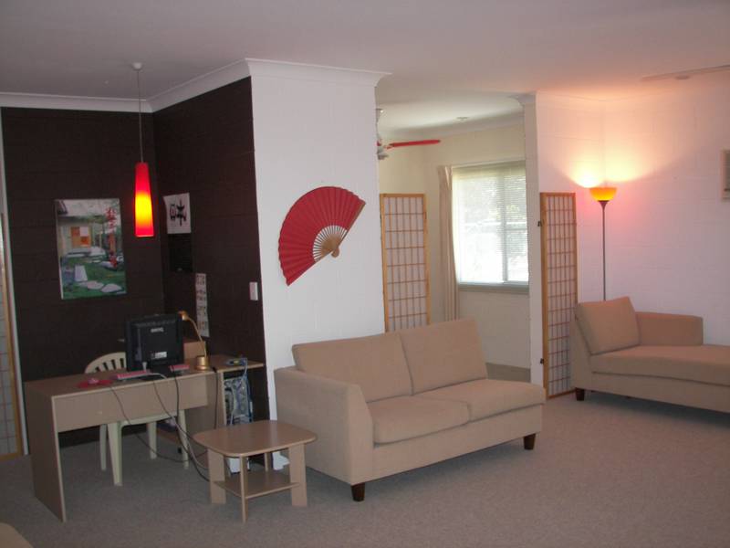 AS NEW - STYLISH FITOUT- LOW MAINTAINENCE - HANDY LOCATION Picture 3