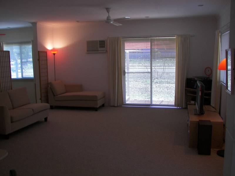 AS NEW - STYLISH FITOUT- LOW MAINTAINENCE - HANDY LOCATION Picture 2