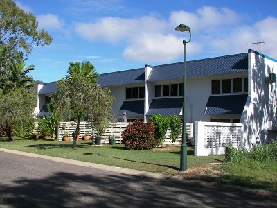 * SOUND INVESTMENT
IN- PARADISE
APPARTMENTS -NELLY BAY * Picture