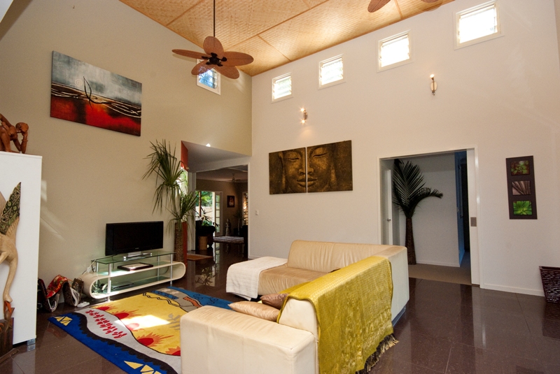 New Stunning Resort Style Home in a Lush Tropical Setting Picture 3