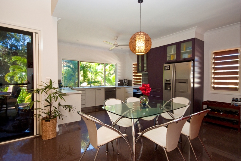 New Stunning Resort Style Home in a Lush Tropical Setting Picture 2