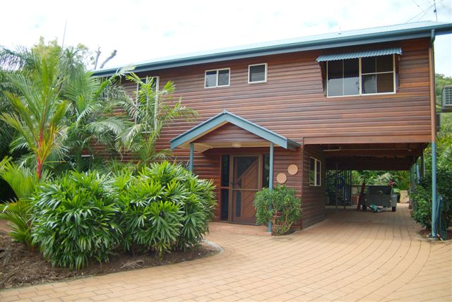 Impressive Queenslander Bordering the National Park Picture 1