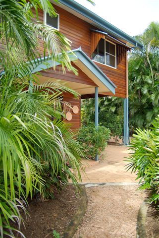 Impressive Queenslander Bordering the National Park Picture 2