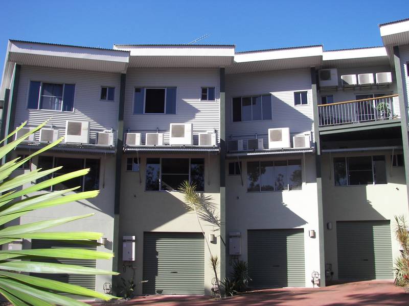 Architectually Designed , Quality Townhouse,
Nelly Bay, block of only 6 ! Picture 3