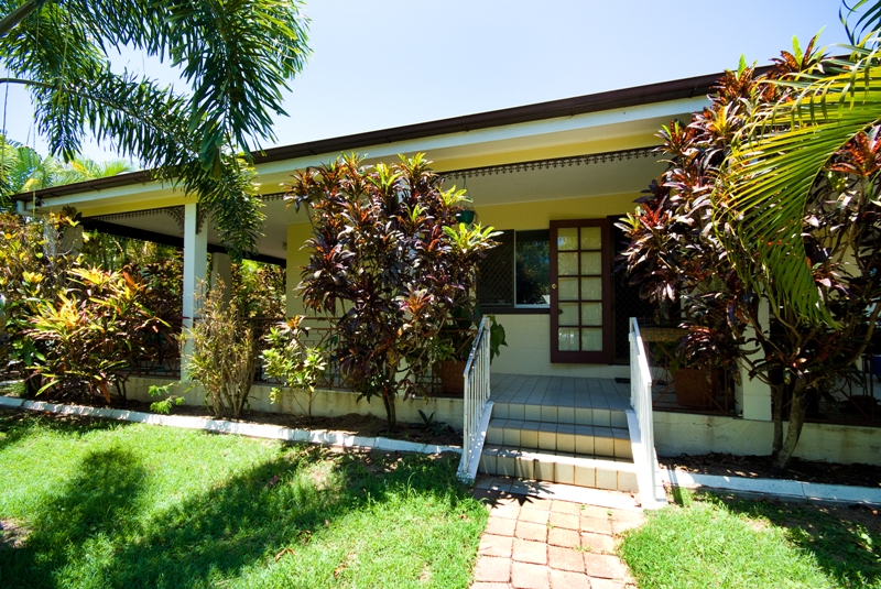 Recent renovations make for easy living in a tropical setting! Picture 2