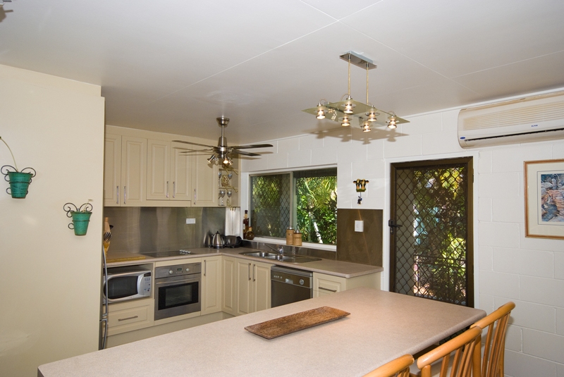 Recent renovations make for easy living in a tropical setting! Picture 3