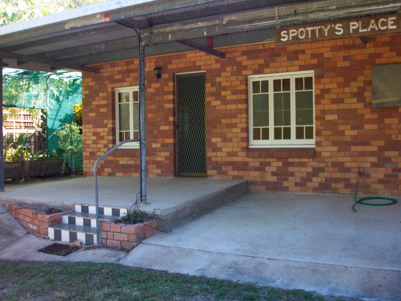 1 Minute to Beachfront. Picture 1