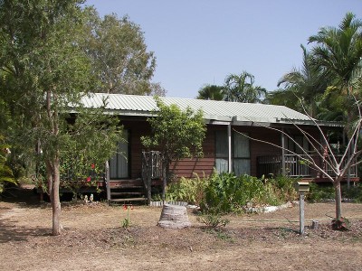 Neat 3 Bedroom with refreshing pool in a quiet Crescent Picture Neat 3 Bedroom with refreshing pool in a quiet Crescent Picture