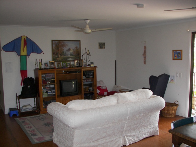 Neat 3 Bedroom with refreshing pool in a quiet Crescent Picture 2