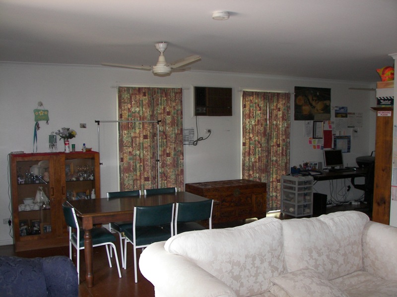 Neat 3 Bedroom with refreshing pool in a quiet Crescent Picture 3