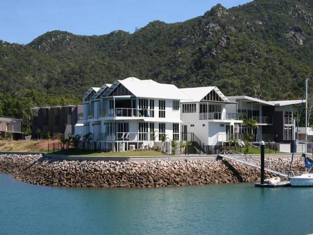 Luxury Apartment in Nelly Bay Picture 1