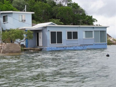 Beach Hut Right on the Water Picture Beach Hut Right on the Water Picture