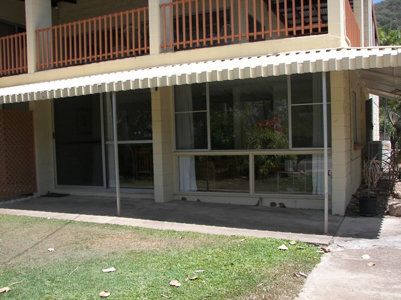 Superb beachfront location Picture 1