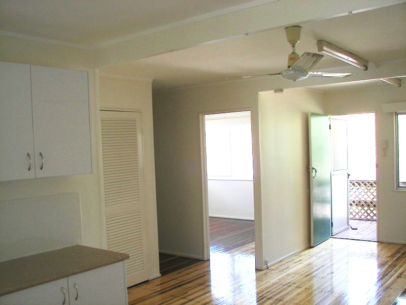 Well Positioned Duplex 100m From The Beach Picture 3