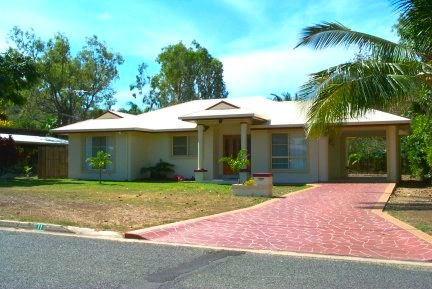 3 bedroom 2 bathroom home with pool accommodates 7 Picture 1