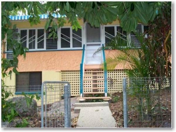 Rustic Queenslander backing onto National Park Picture 1