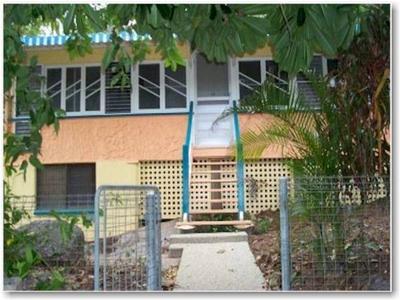 Rustic Queenslander backing onto National Park Picture