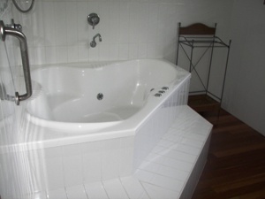 Modern Queenslander with in-ground pool and sleeps 7 Picture 3