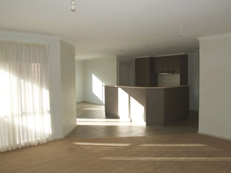 GARAGE WITH REMOTE CONTROLLED ACCESS Picture 2