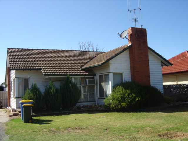 LARGE REAR YARD Picture 1