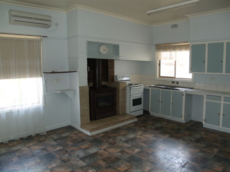 CLOSE TO TOWN Picture 2