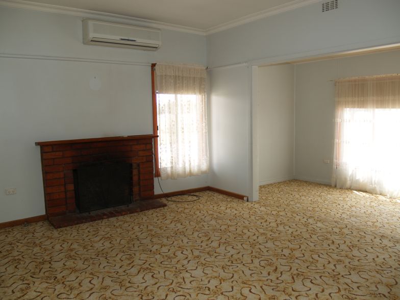 CLOSE TO TOWN Picture 3