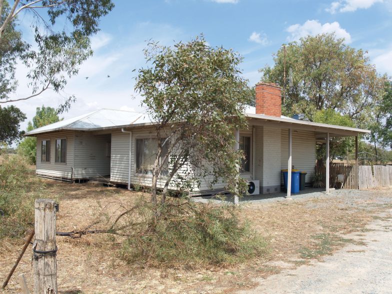 CLOSE TO TOWN Picture 1