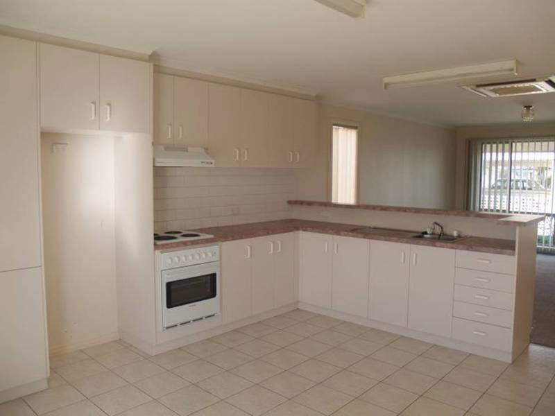 OWNER MAINTAINS GARDENS Picture 2