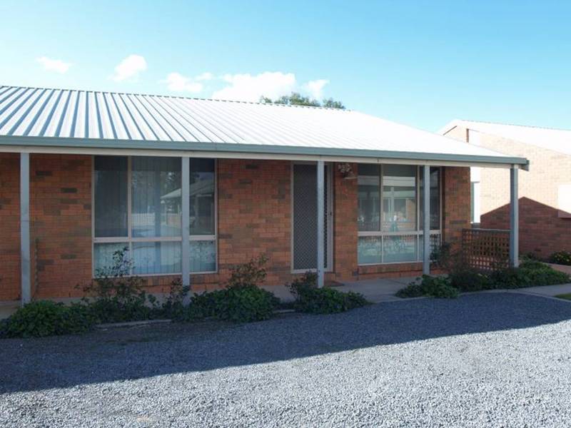 OWNER MAINTAINS GARDENS Picture 1