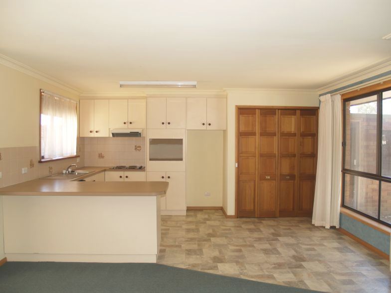 LAKESIDE VILLA Picture 3