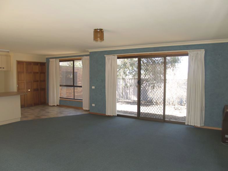 LAKESIDE VILLA Picture 2