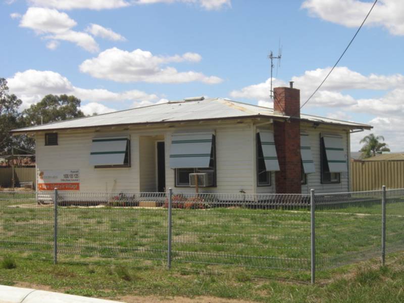 FENCED YARD Picture 1