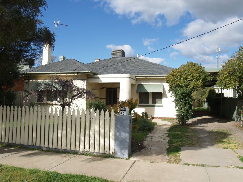 CLOSE TO MAIN STREET Picture 1