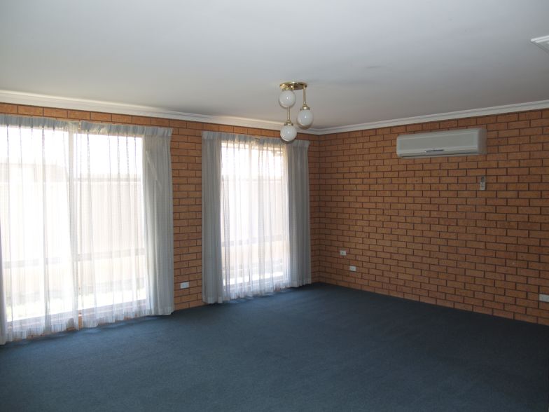 2 LIVING AREAS Picture 2 LIVING AREAS Picture