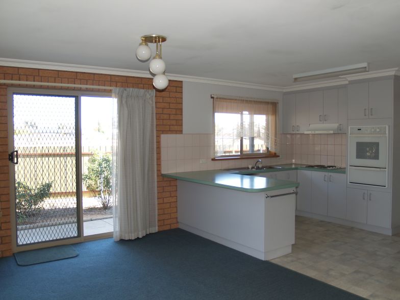 2 LIVING AREAS Picture 2 LIVING AREAS Picture