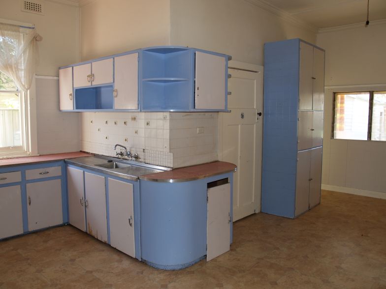 SHORT WALK TO MAIN STREET Picture 3