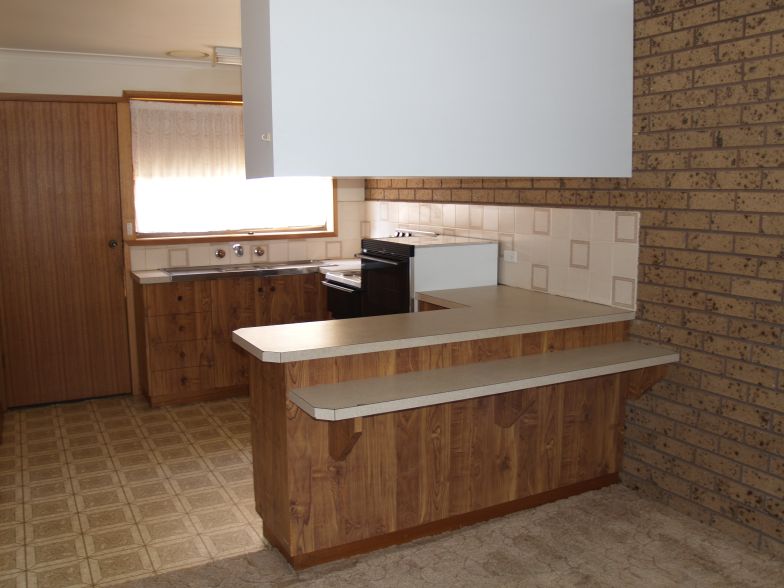 CLOSE TO MAIN STREET Picture 2