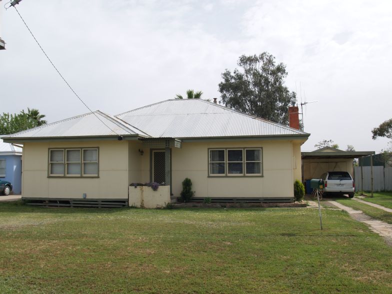 HUGE BACK YARD Picture 1